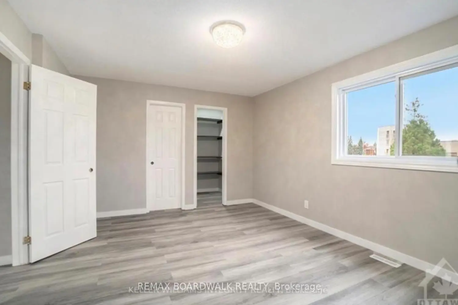 563 Latour Crescent photo 2