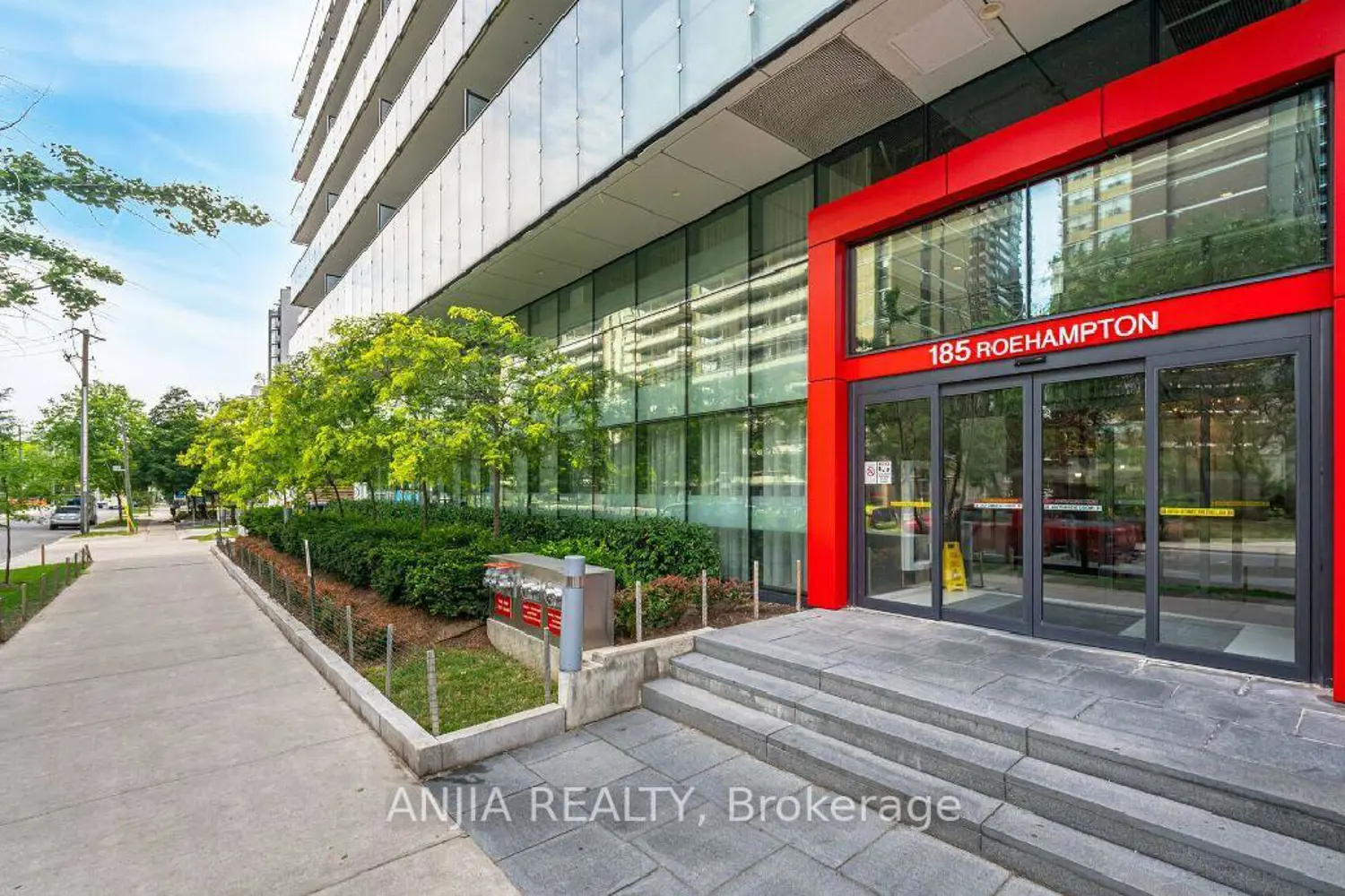 185 Roehampton Avenue 312 photo 2