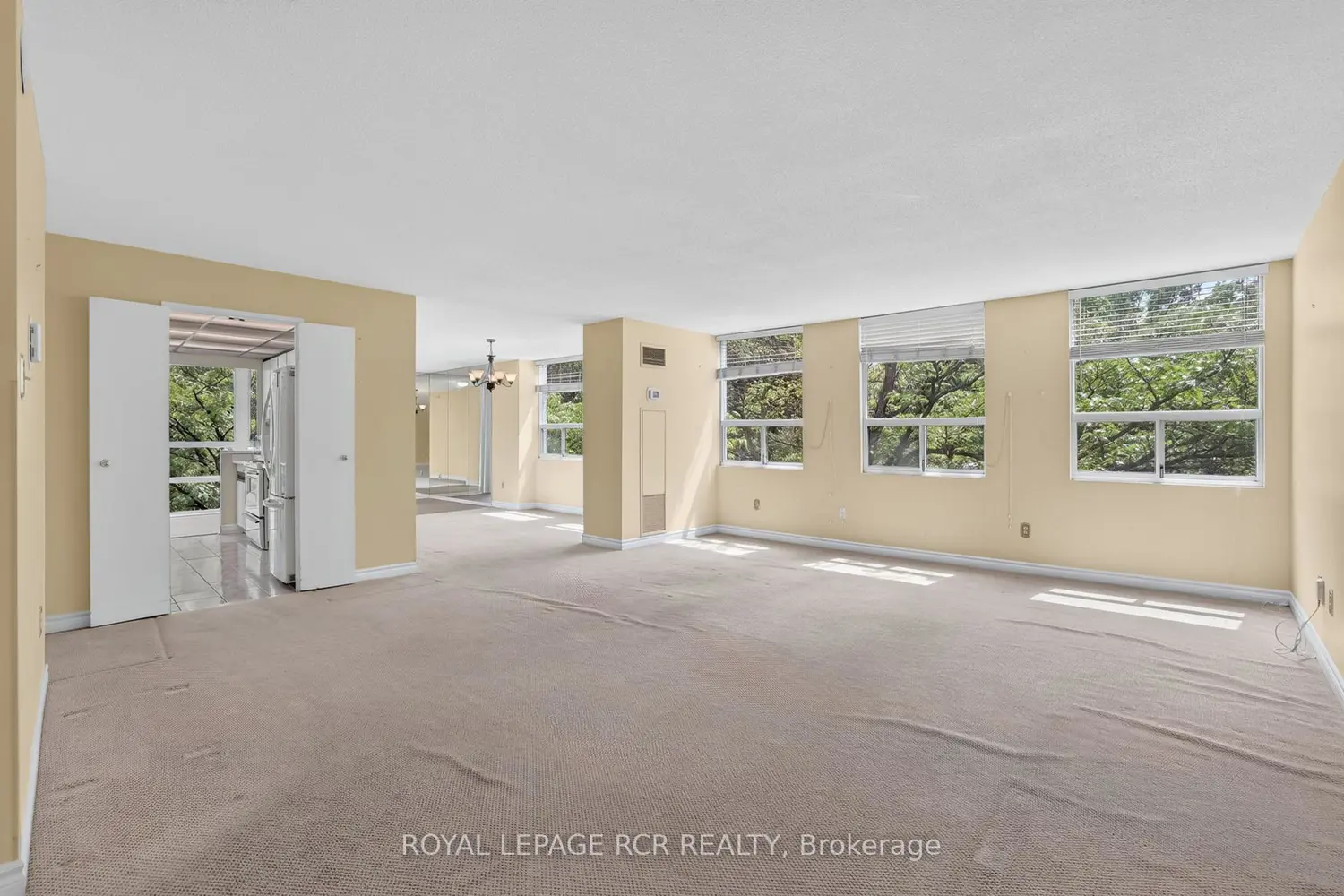 3650 Kaneff Crescent 303 photo 3