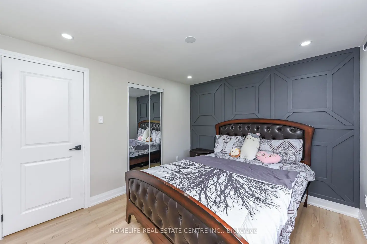 12 Courtleigh Square photo 5