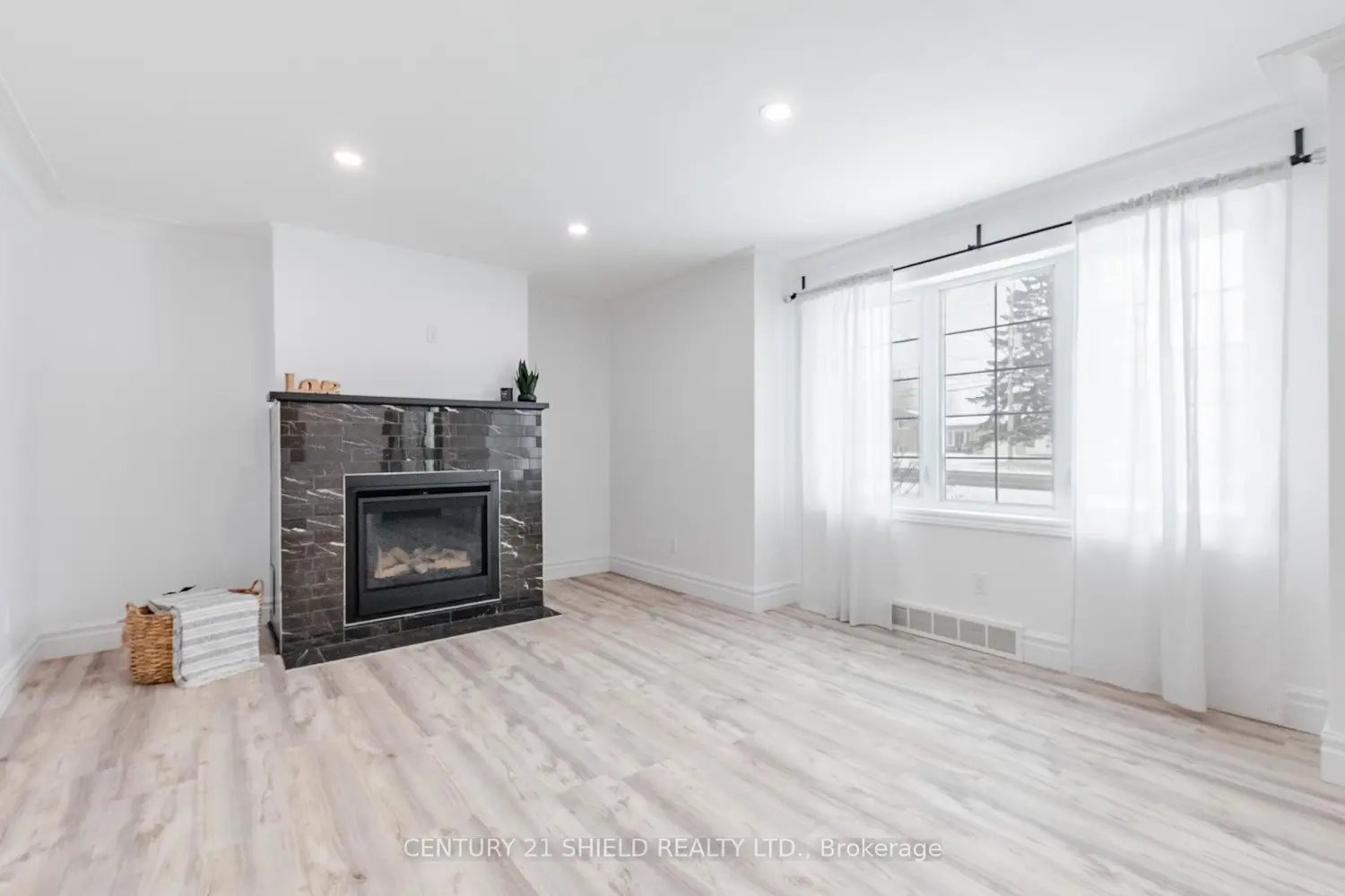 2030 Pitt Street photo 4