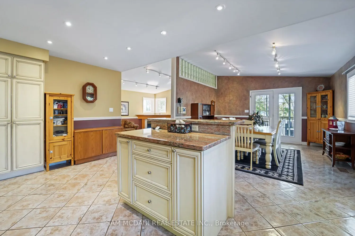 84 Maryland Drive photo 2