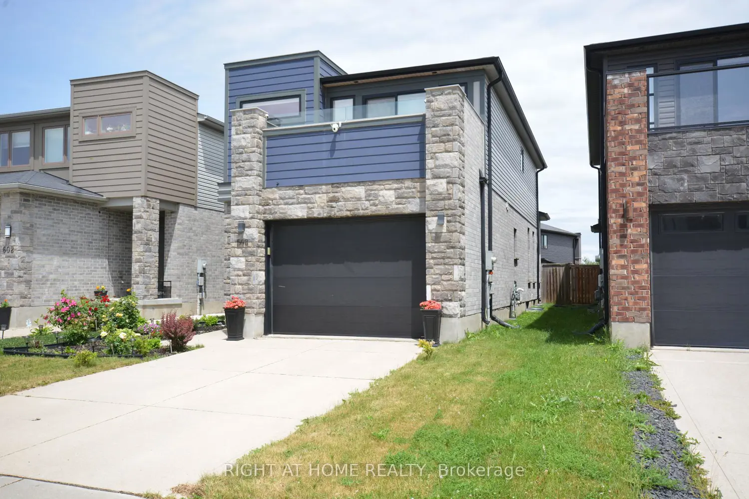 598 Freeport Street photo 2