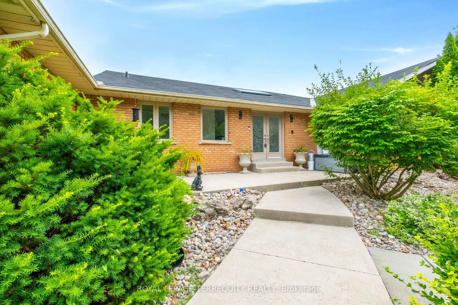 1041 15 Side Road photo 4