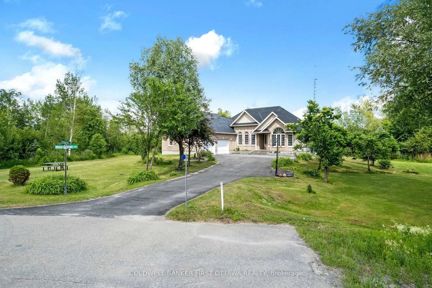 11 Rideau Crossing Crescent