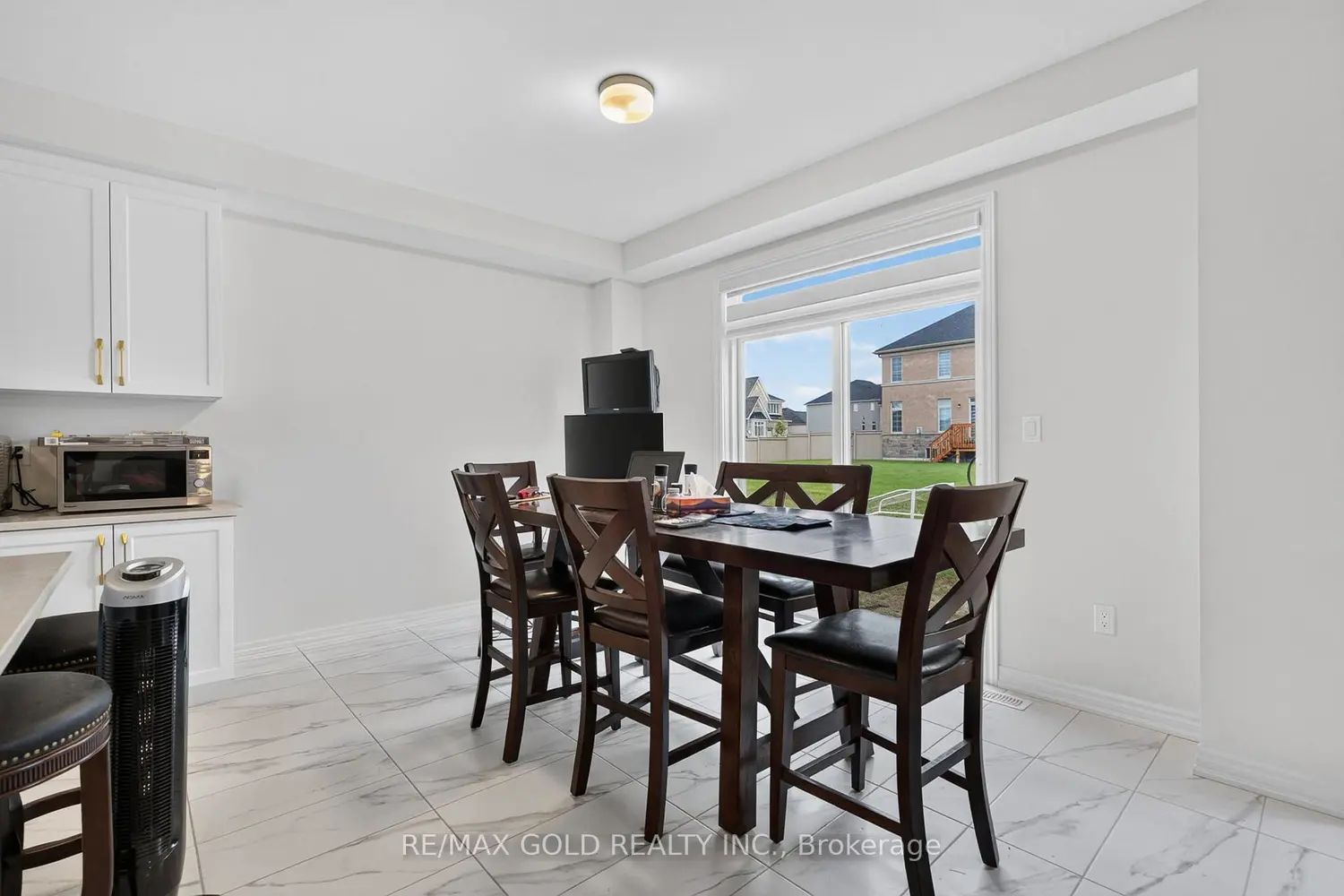 122 Bluebird Boulevard photo 2