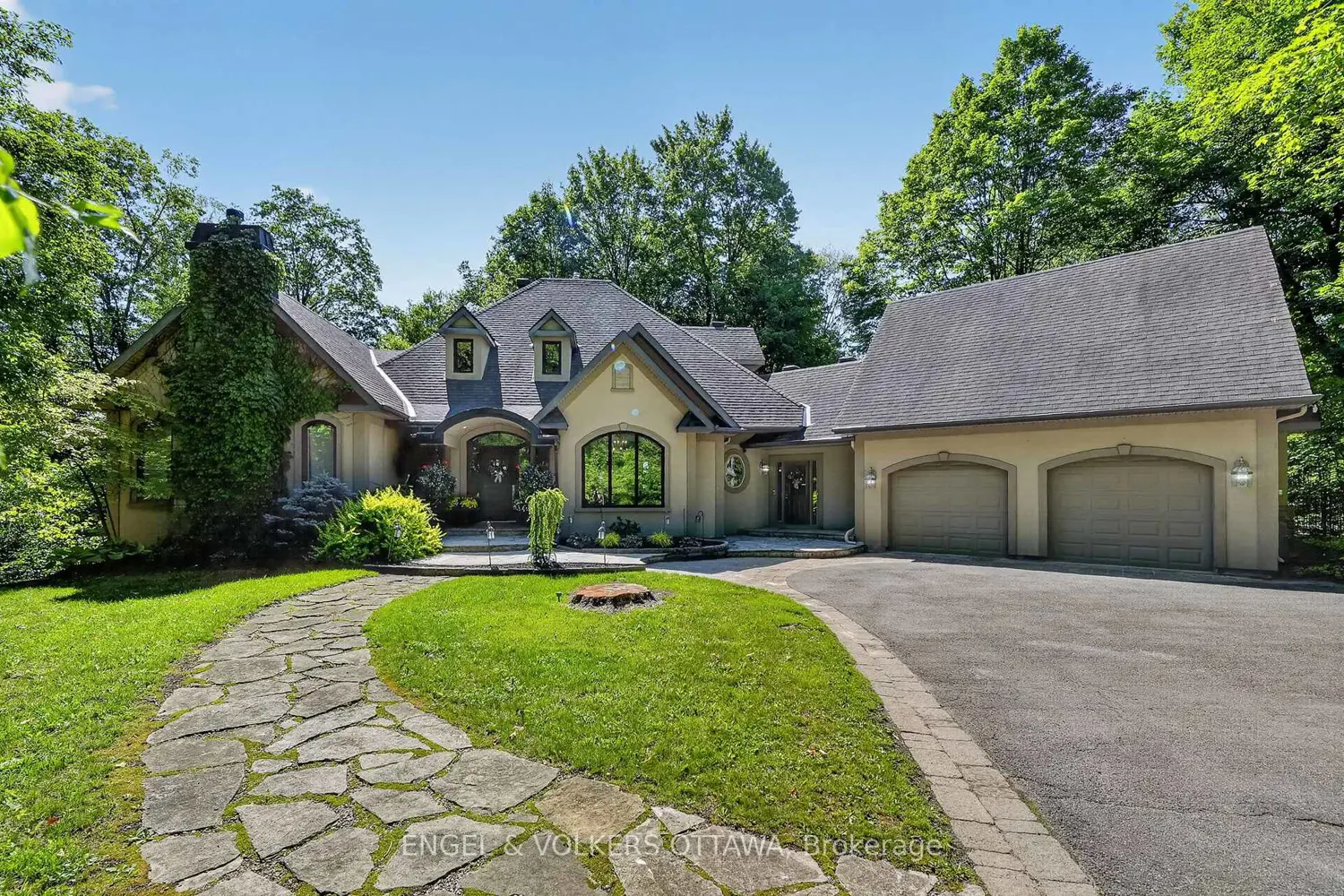 1412 Houston Crescent