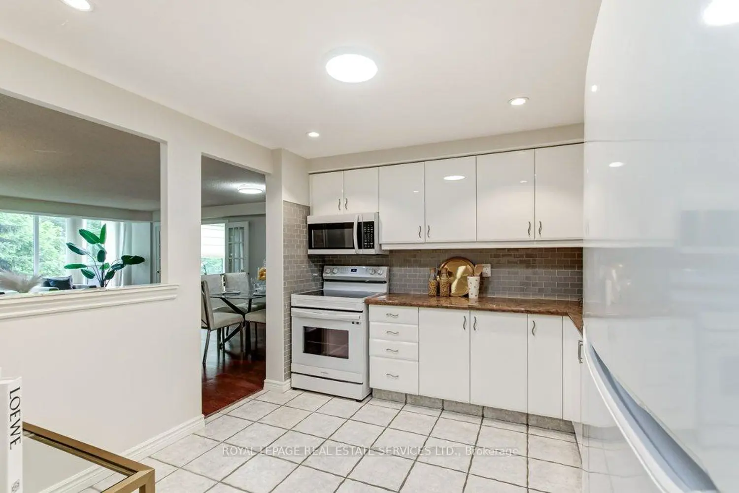 2121 Lakeshore Road 301 photo 5