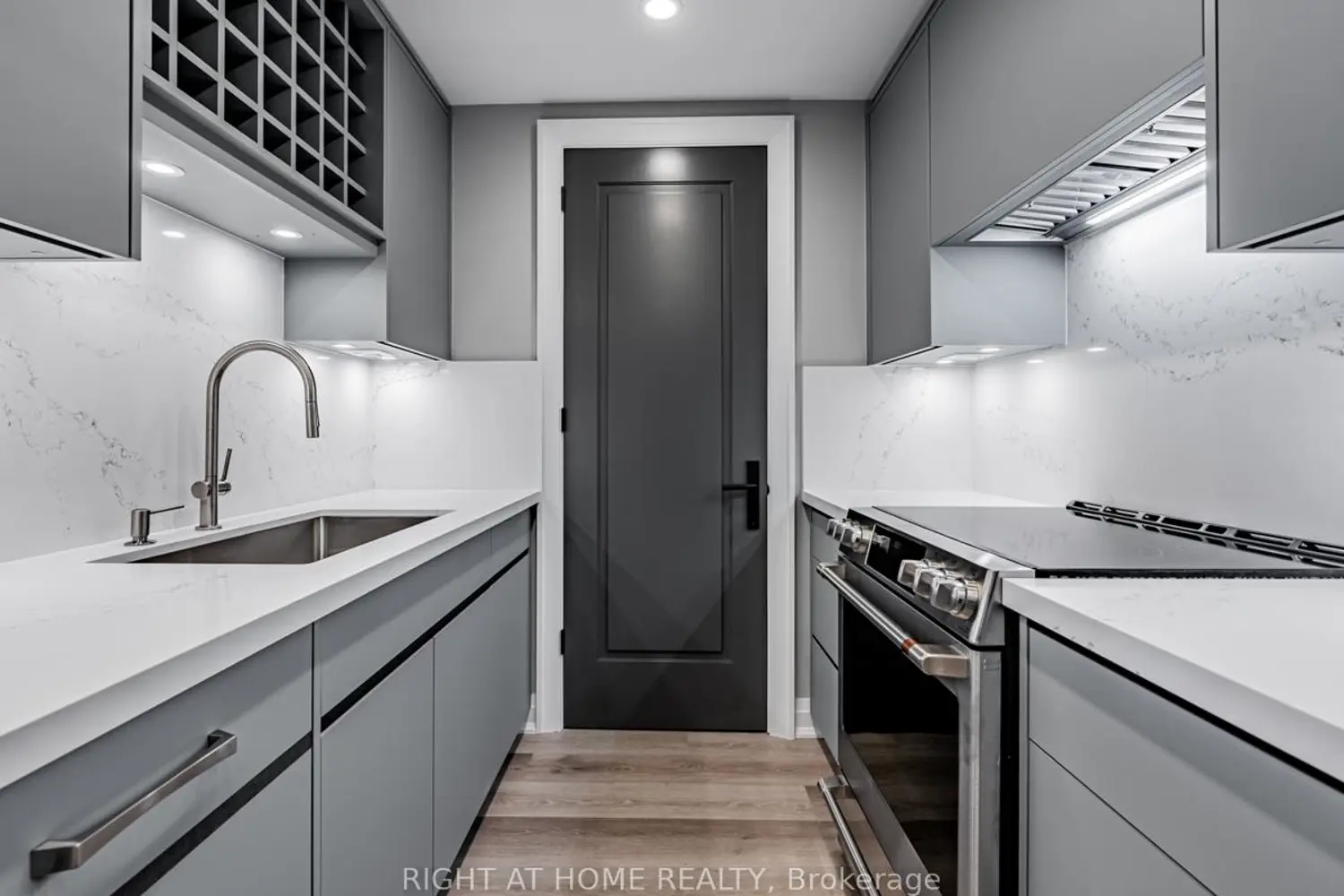 45 Carlton Street 1704 photo 3