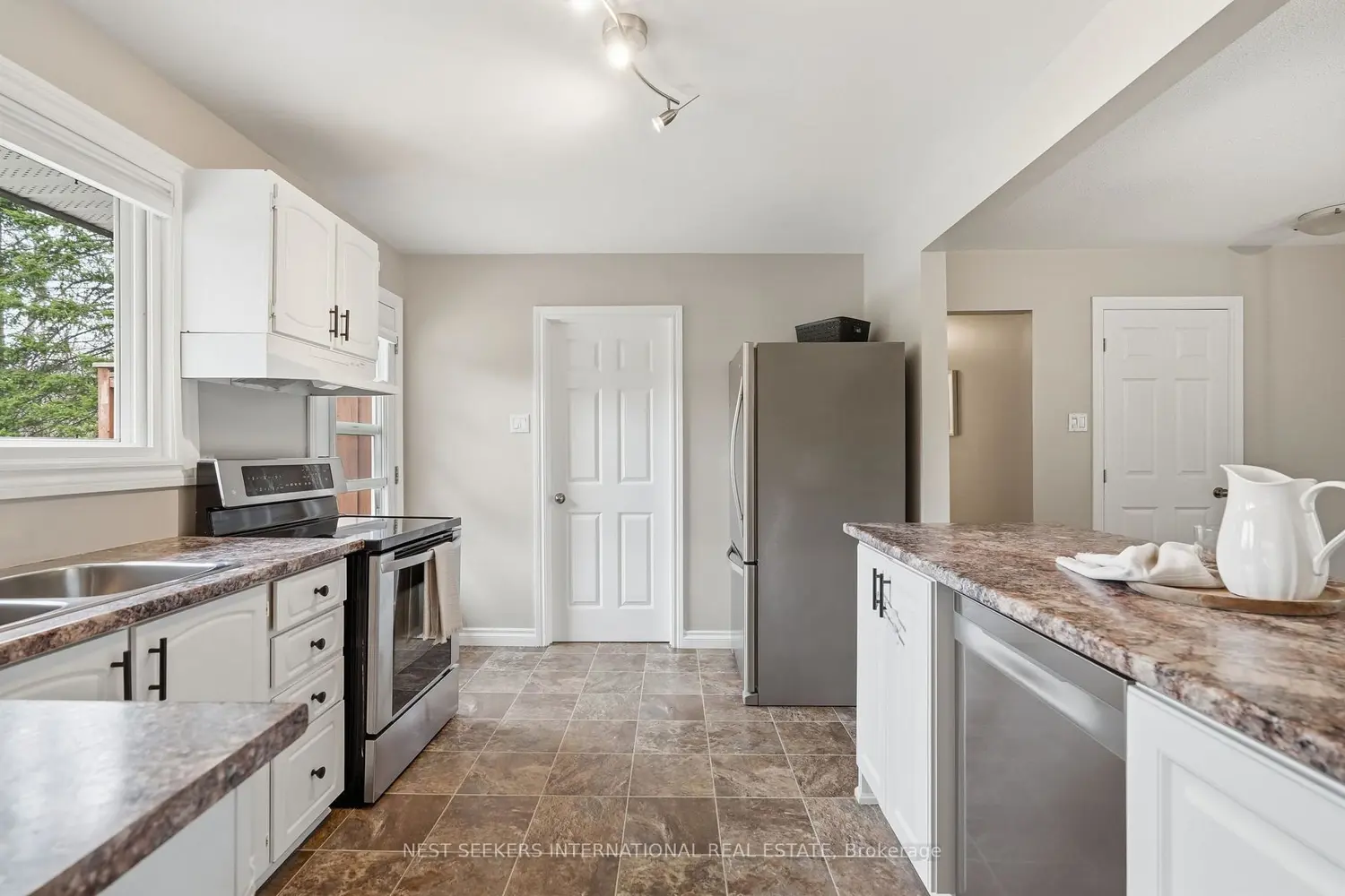 2186 Richard Street photo 4