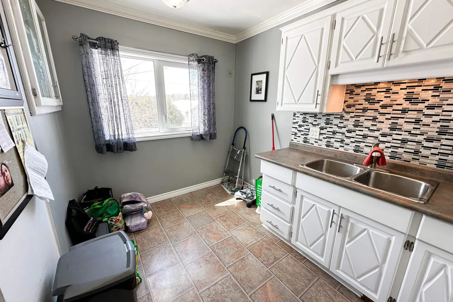 6 Pine Crescent photo 2
