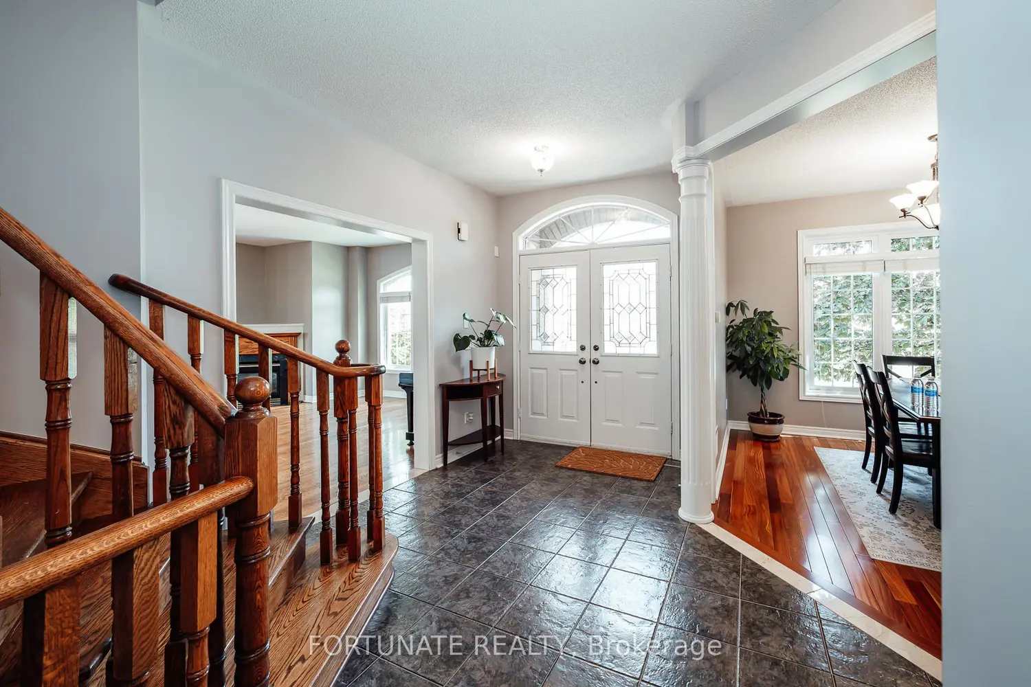 2071 Pinevalley Crescent photo 4