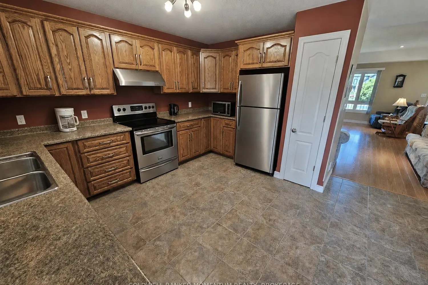 39 Ross Avenue photo 4