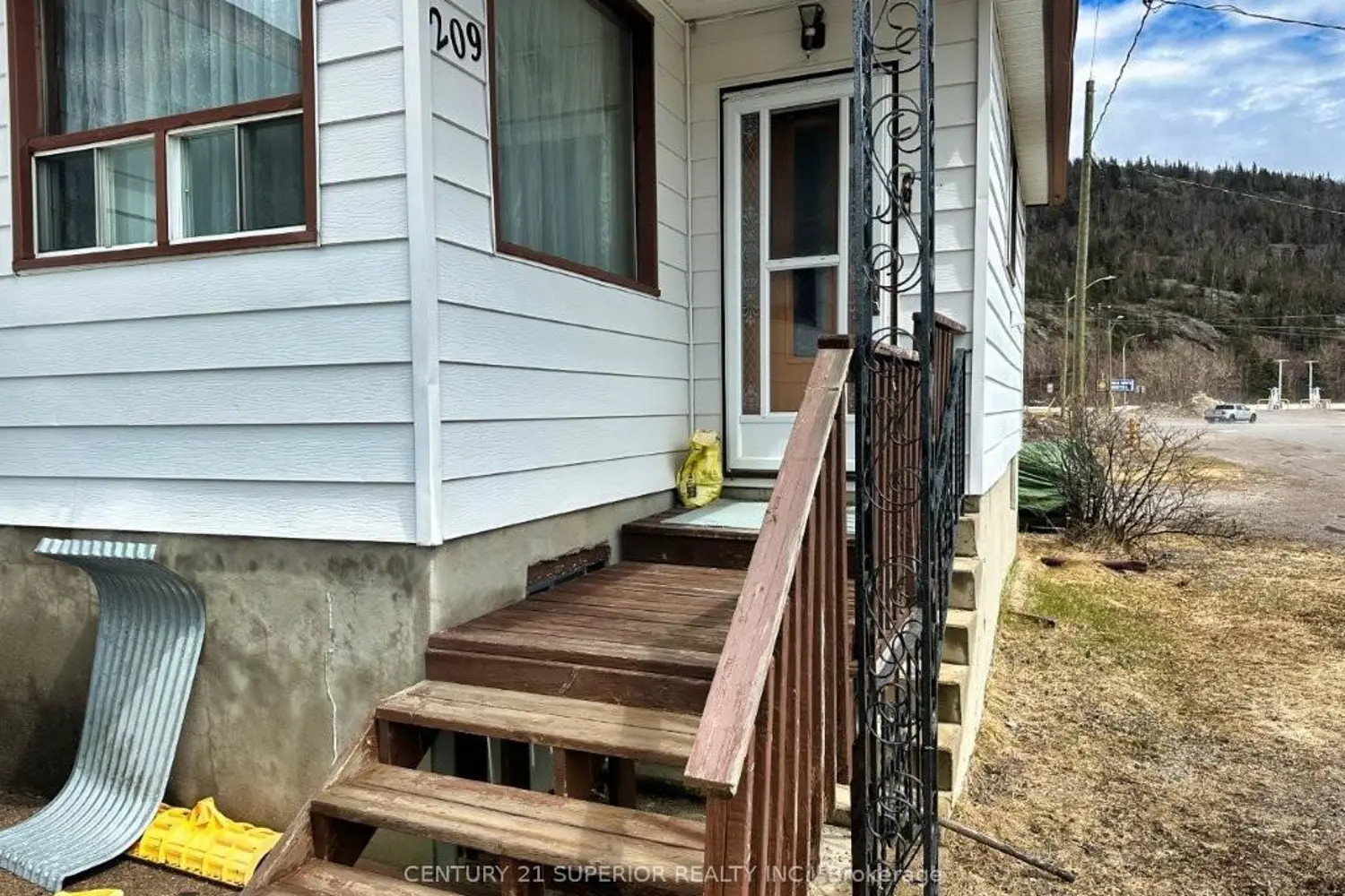 209 Walker Street photo 4