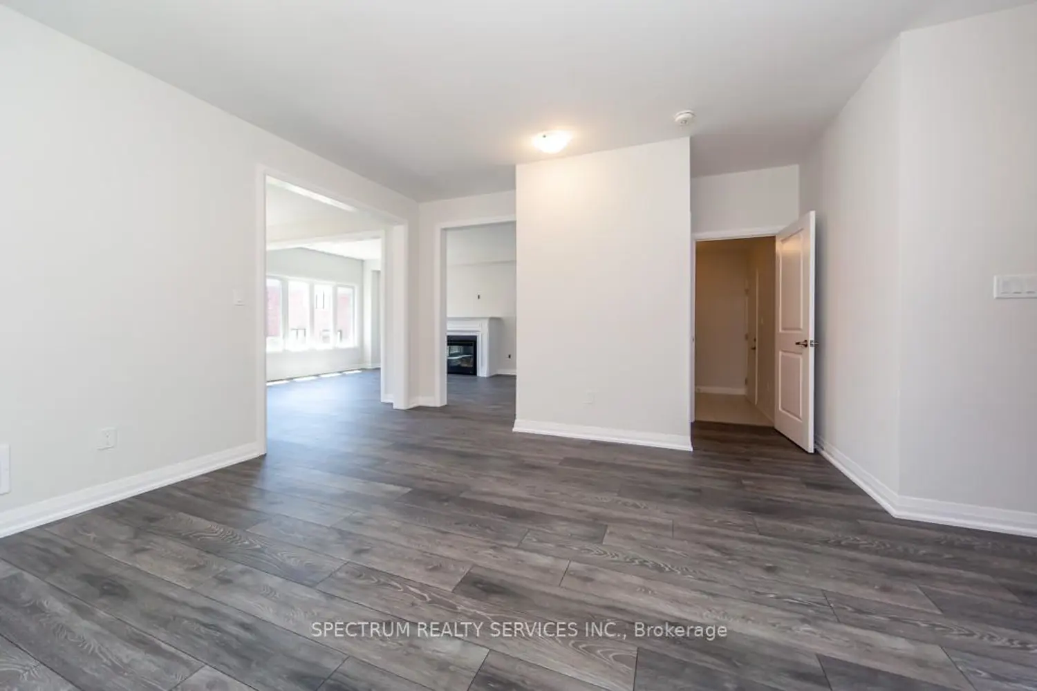 1409 Stovell Crescent photo 4