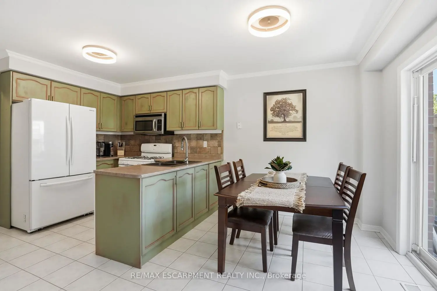 174 Fellowes Crescent photo 5
