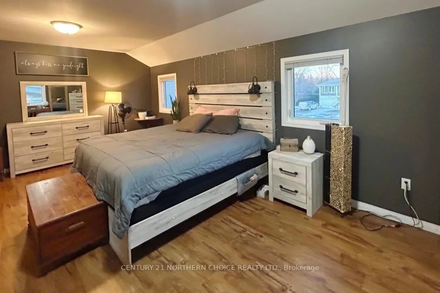 103 Queen Street photo 4