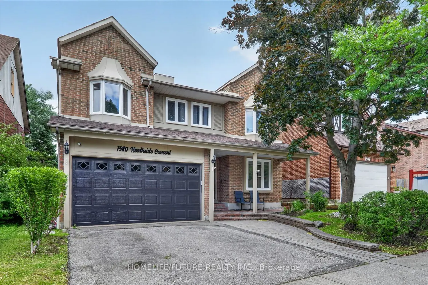 1580 Heathside Crescent photo 2