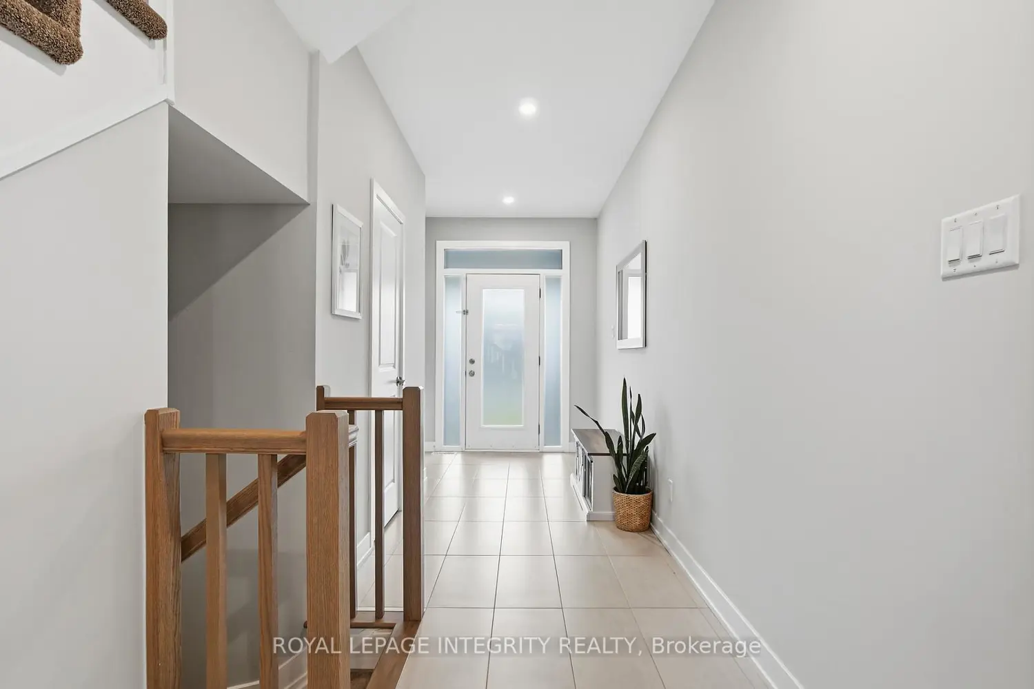 662 Putney Crescent photo 2