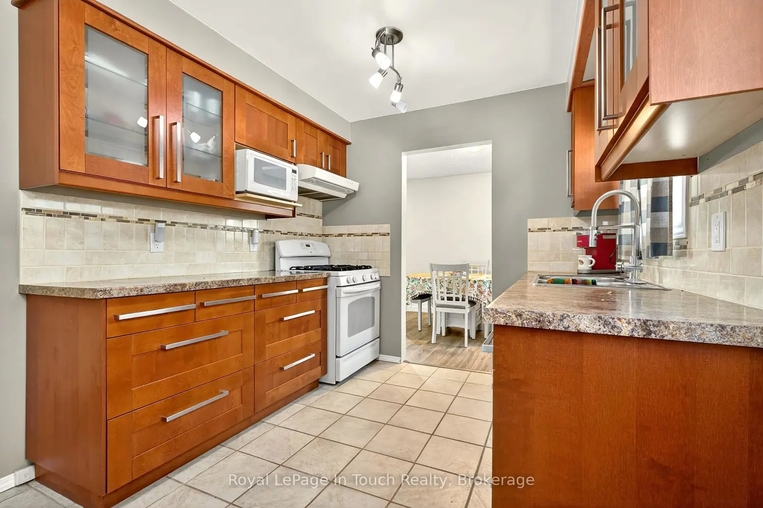 679 Simcoe Avenue photo 2
