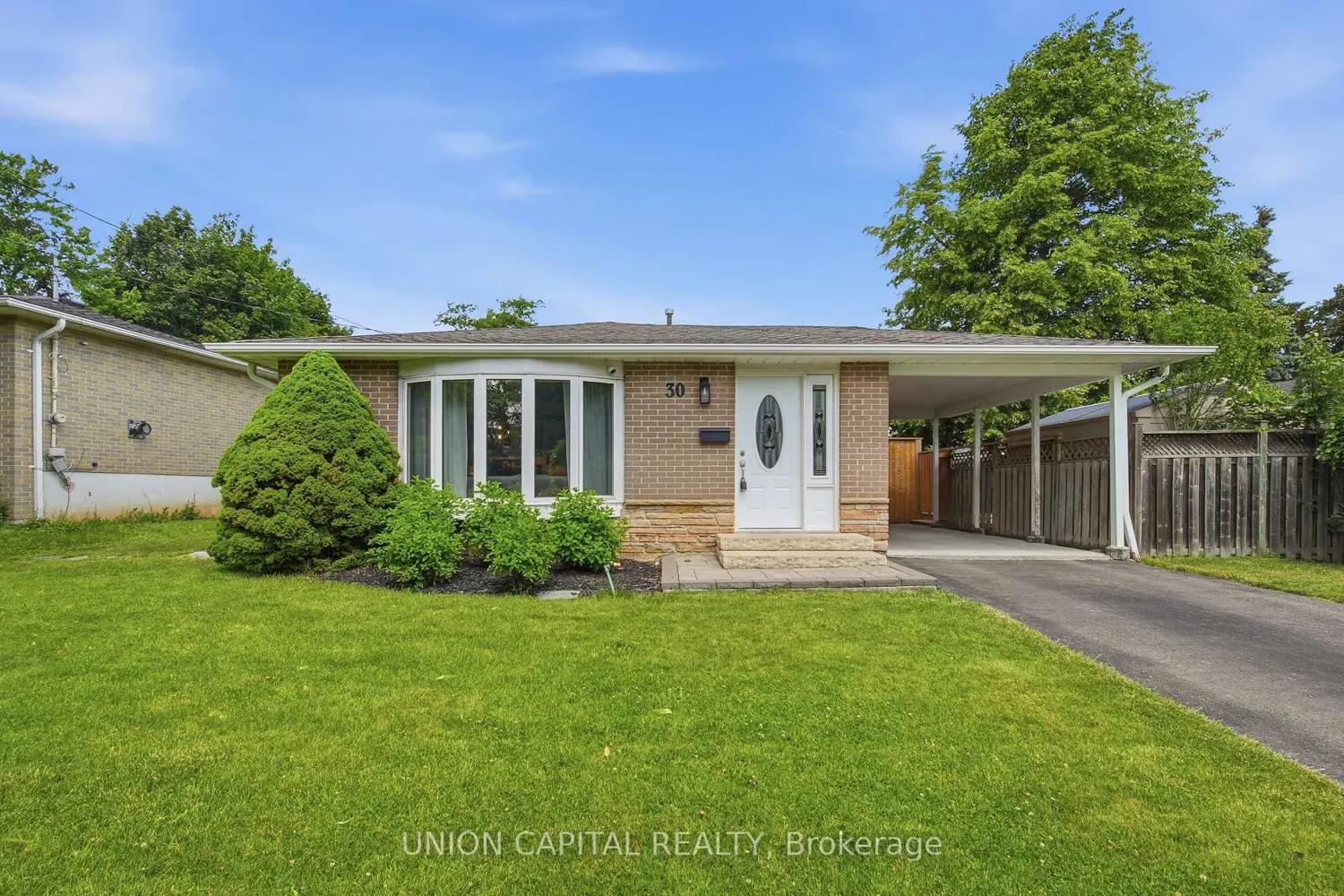30 Irwin Crescent photo 2