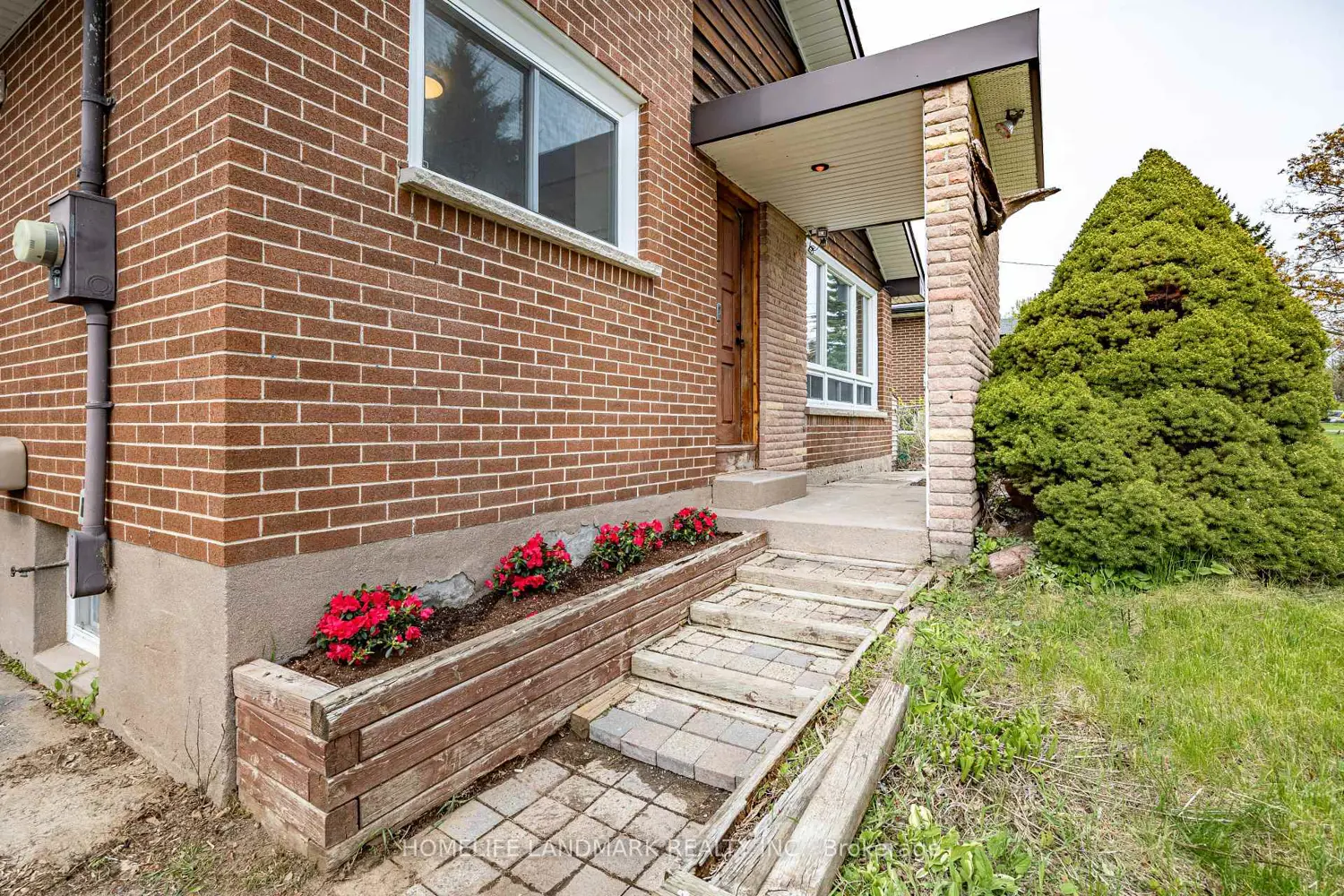 500 Larry Avenue photo 4