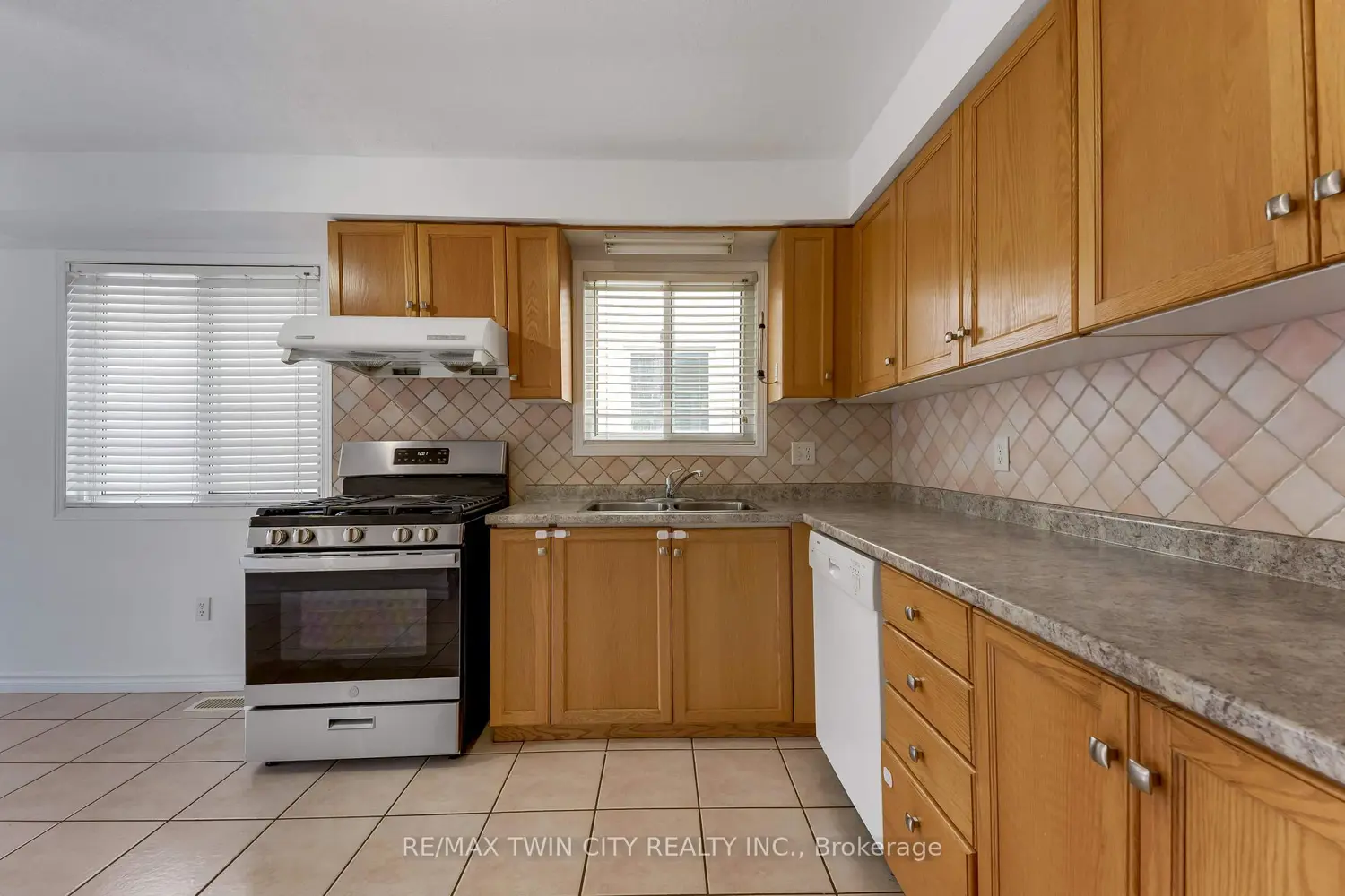 359 Highbrook Crescent photo 3