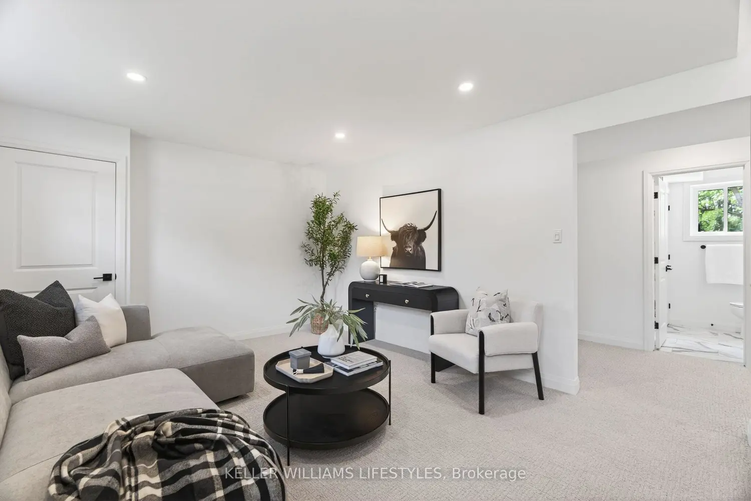 572 Churchill Crescent photo 4