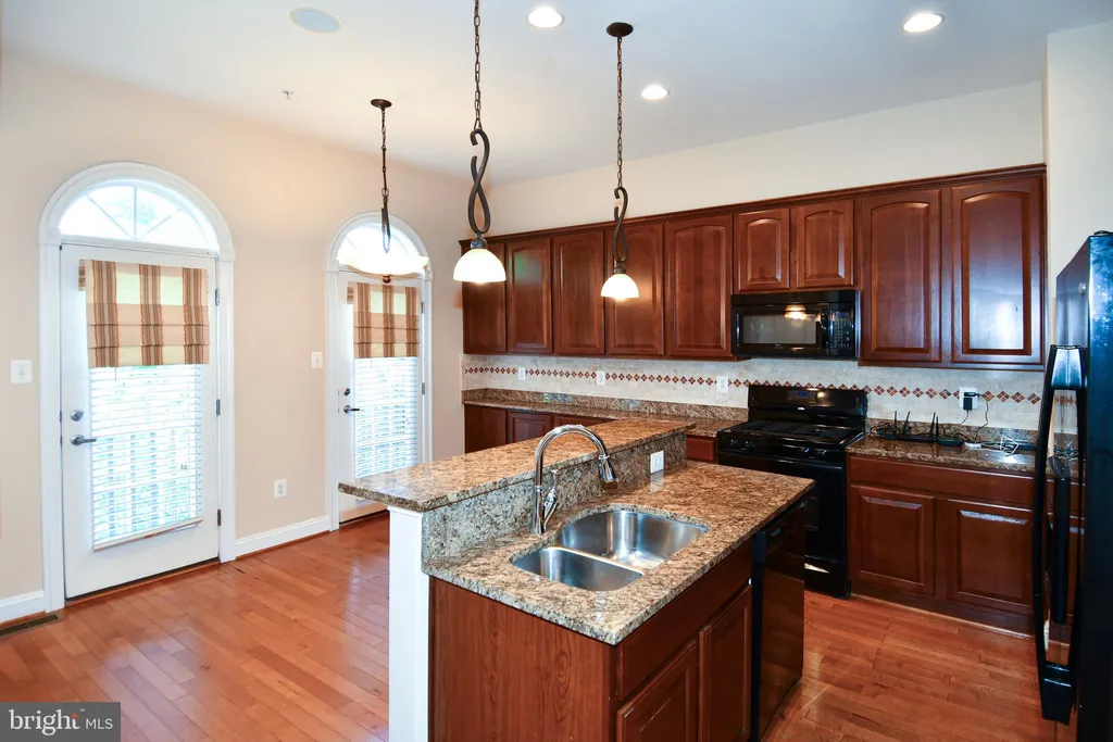 589 Cedar Spring Street, Gaithersburg, MD 20877 photo 2