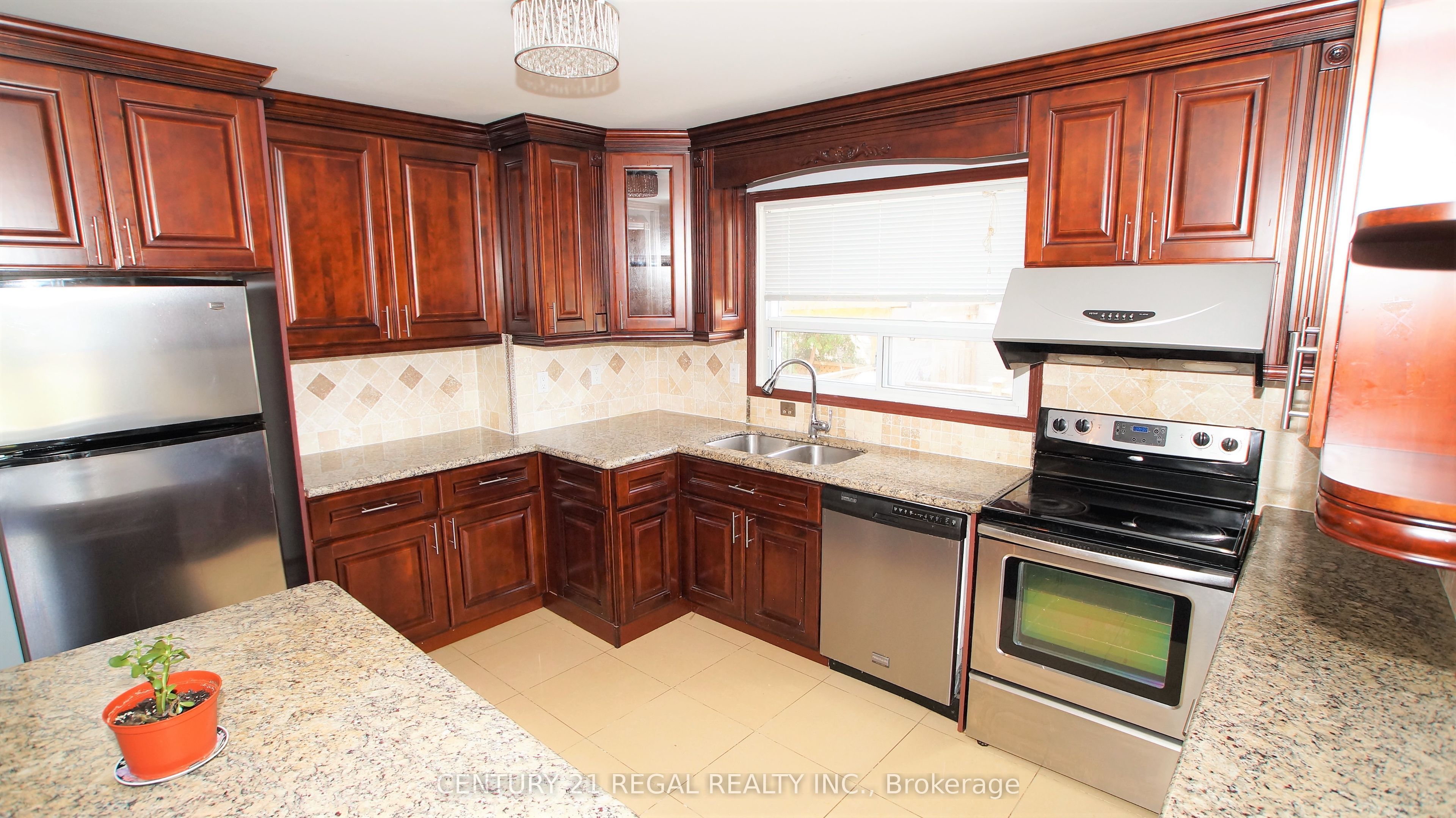 Main-32 Niantic Crescent, Toronto, ON, M3A 2H7