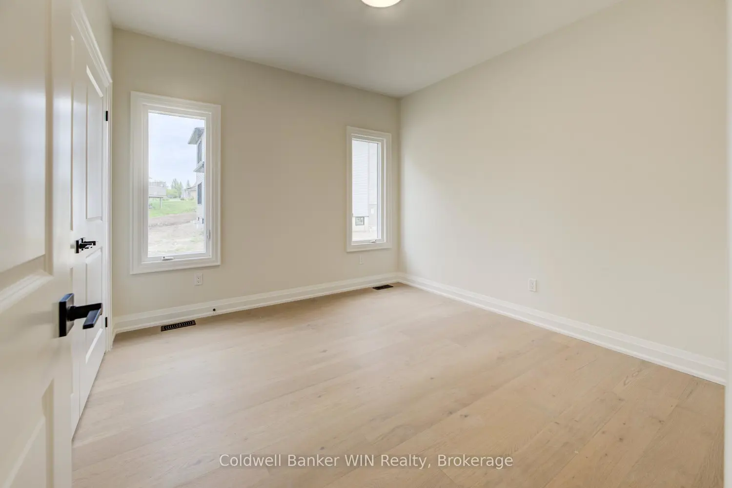 647 Martin Street photo 4