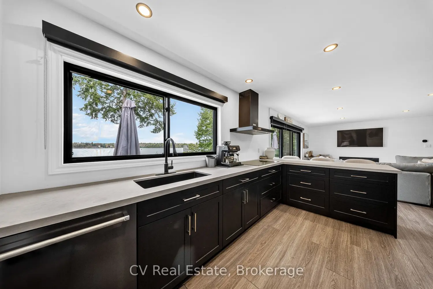 1018 Georgina Way 1 photo 2