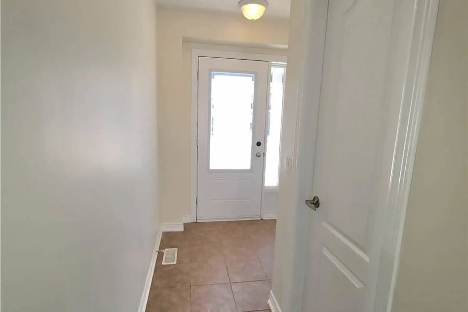 782 Cook Crescent photo 2
