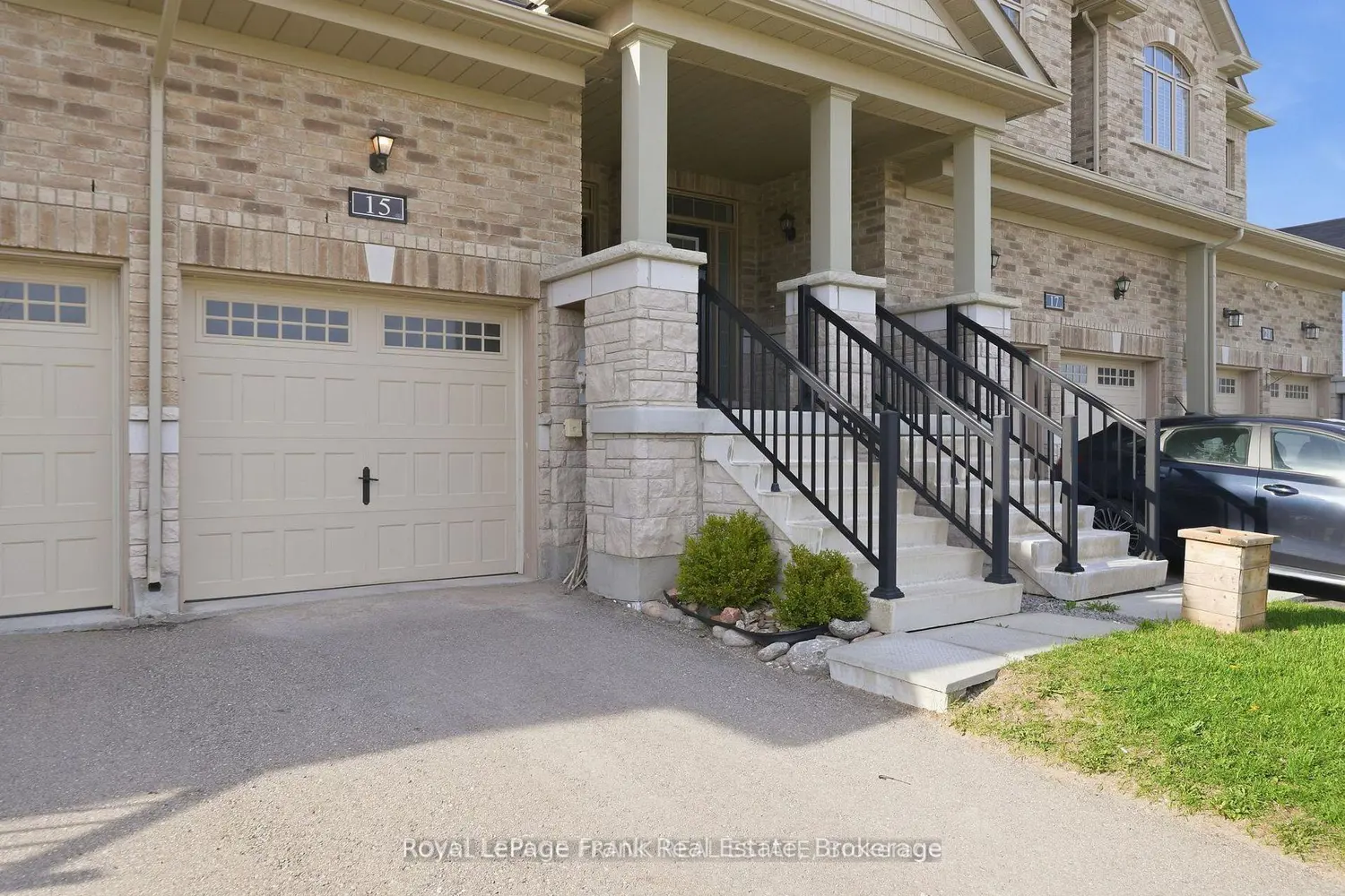 15 Highlands Boulevard photo 3