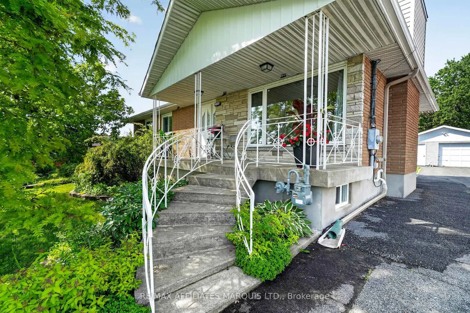 2706 Ross Avenue photo 2