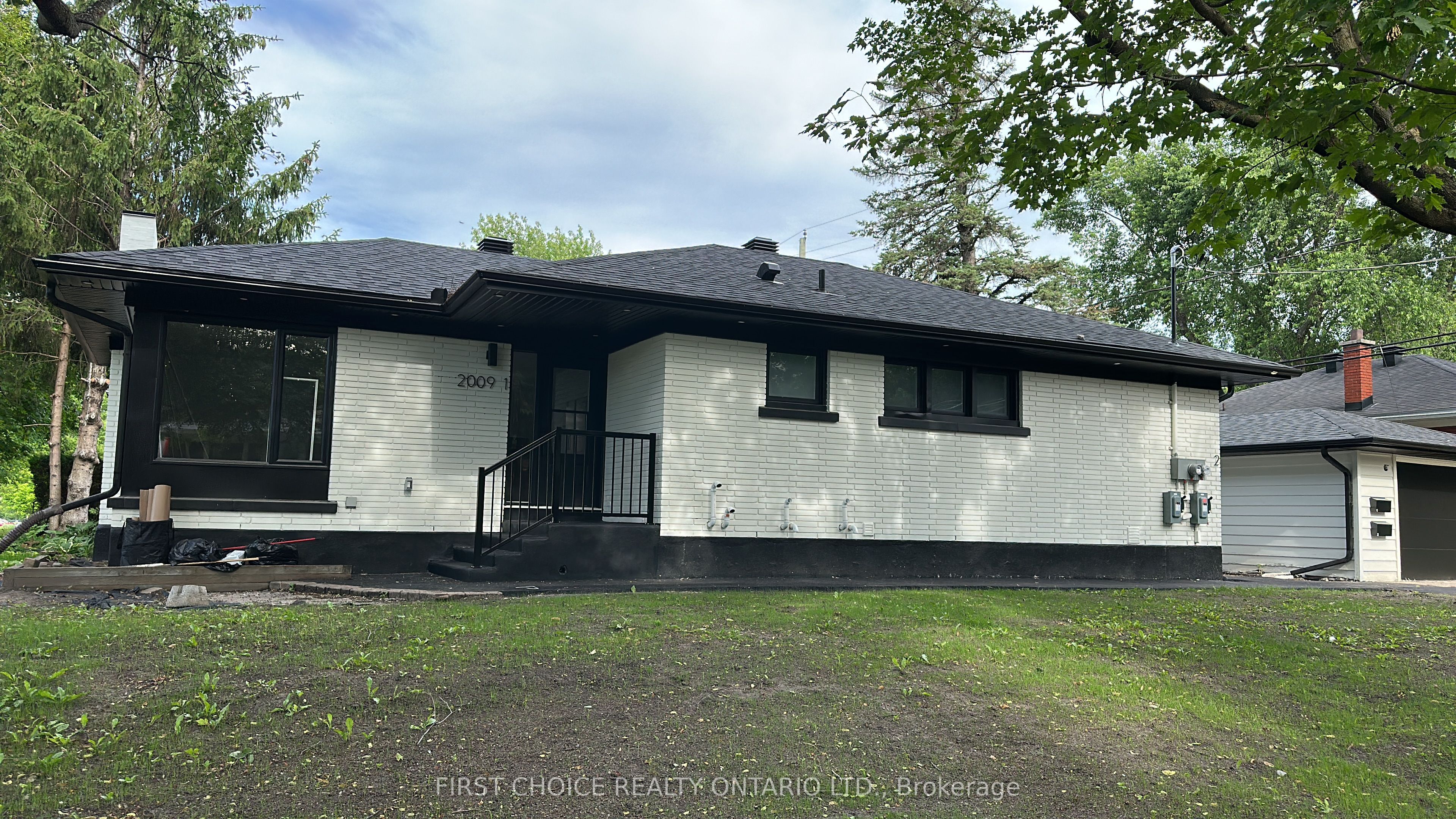2009 Arch Street, Ottawa, ON, K1G 2G9