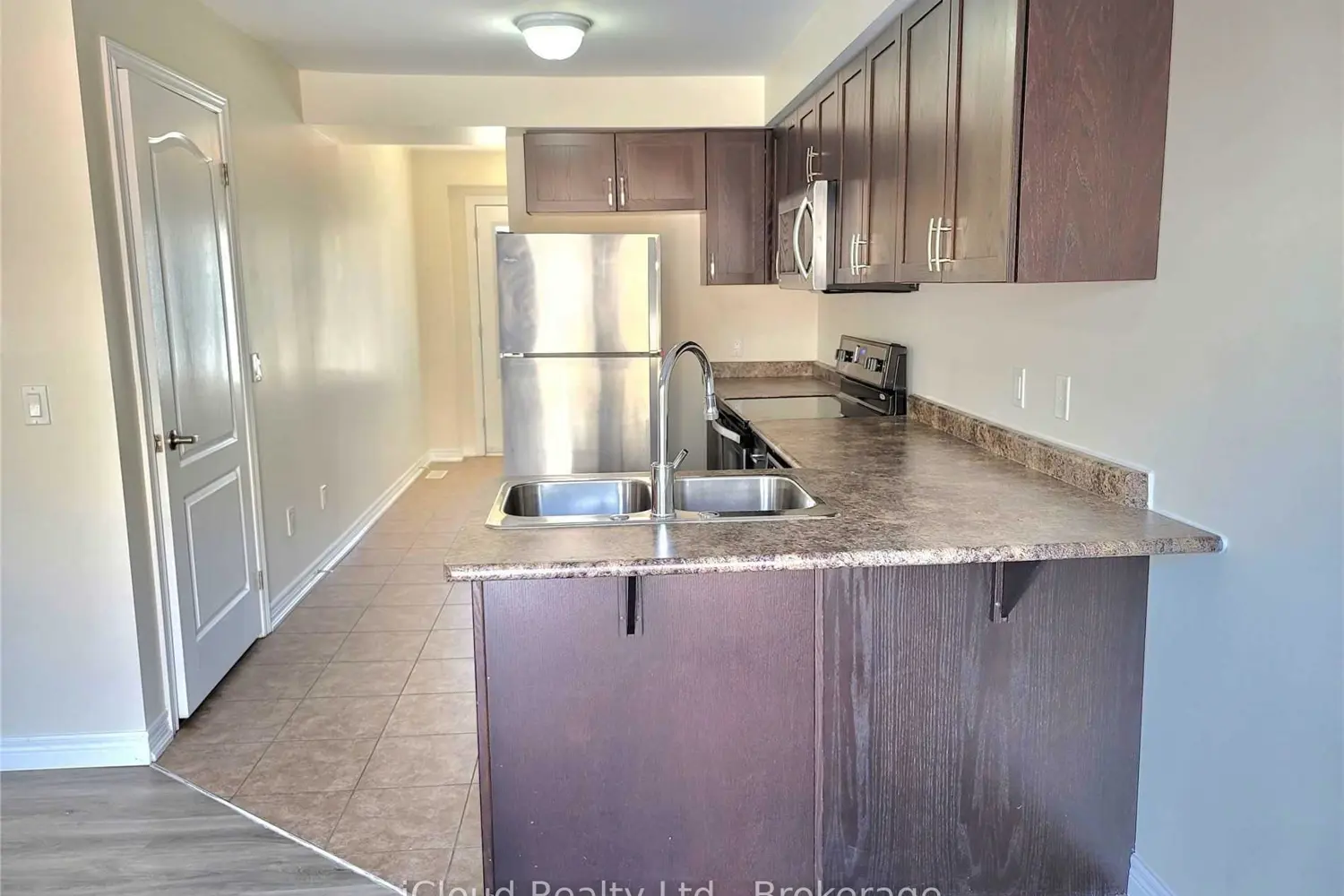 782 Cook Crescent photo 4