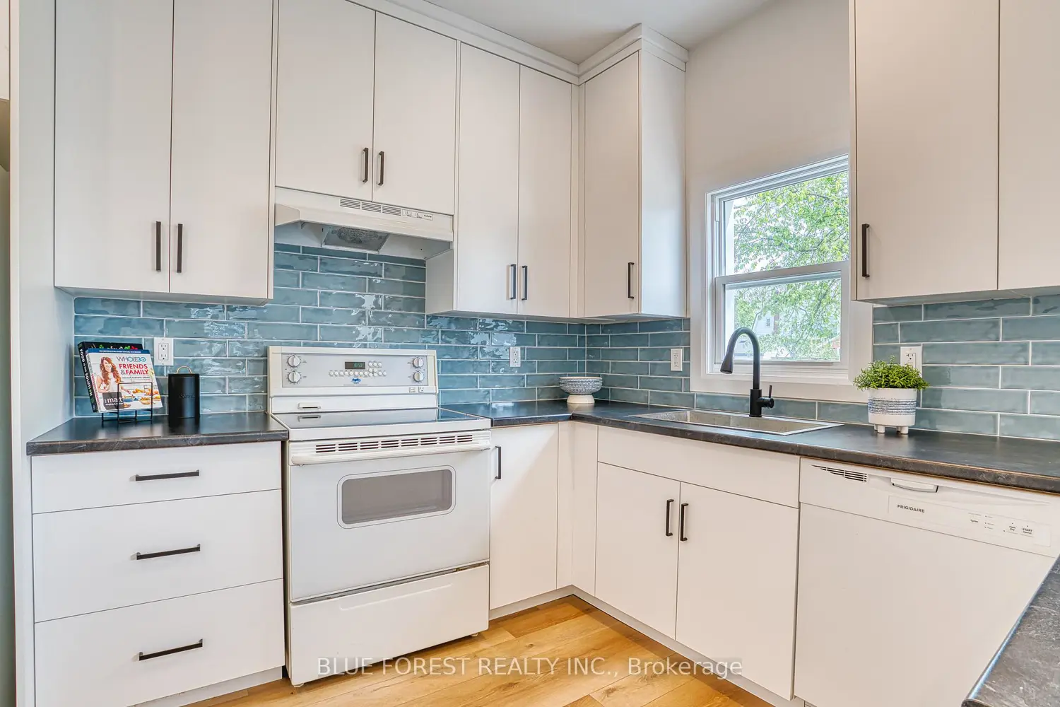 471 Albert Street photo 4