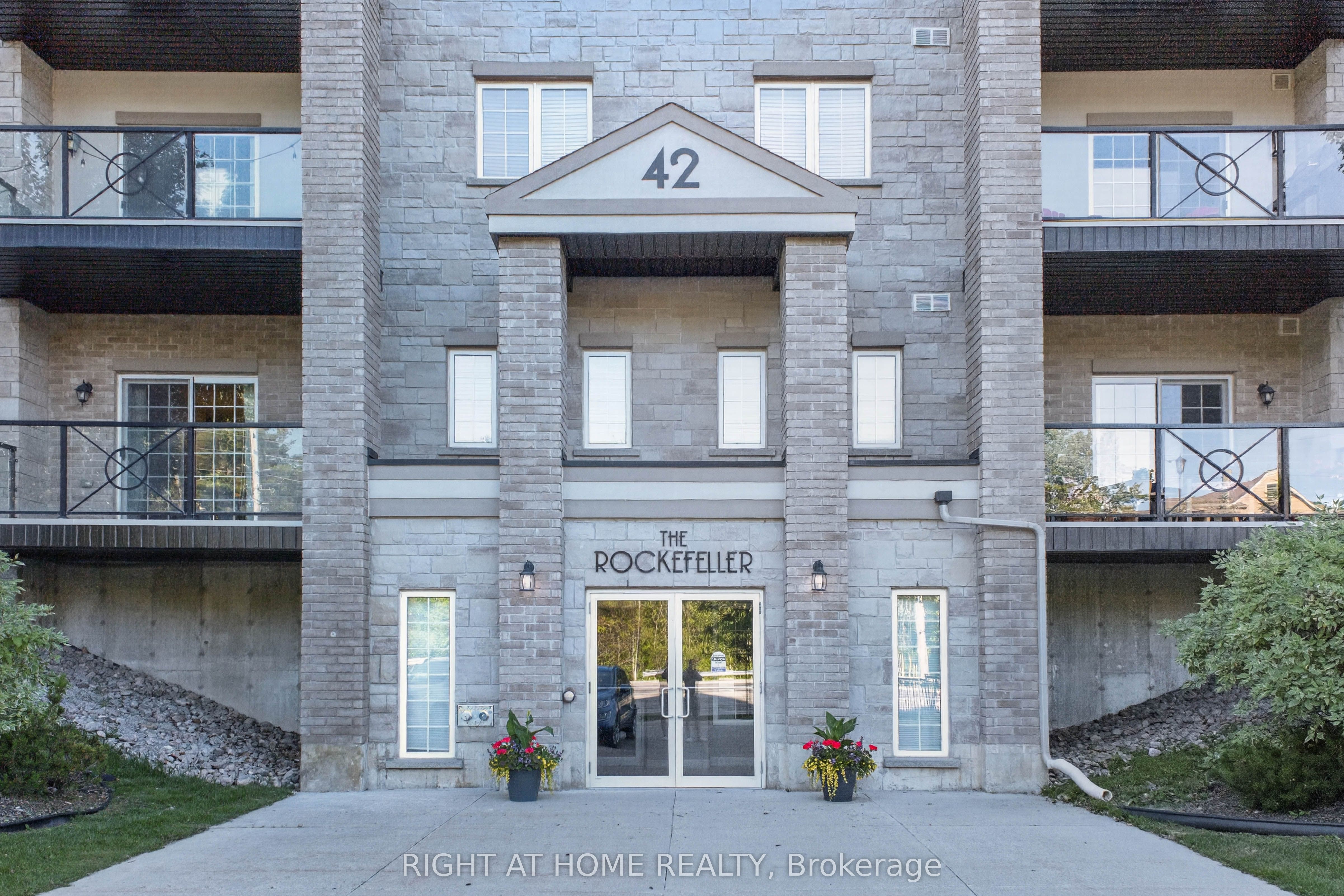 111-42 Ferndale Drive S, Barrie, ON, L4N 2M5