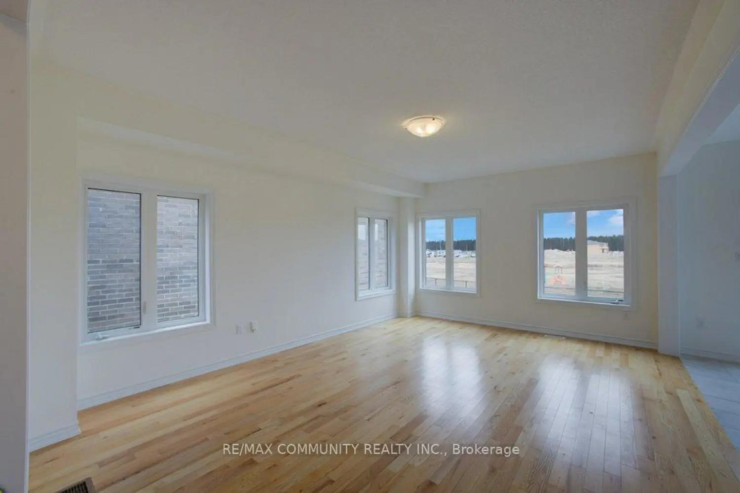 299 Ridley Crescent photo 4