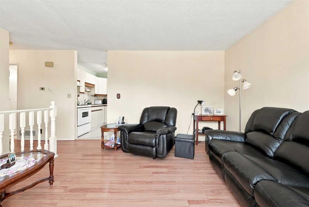 38 Meadowview Close, Sylvan Lake, AB, T4S1J2 photo 3