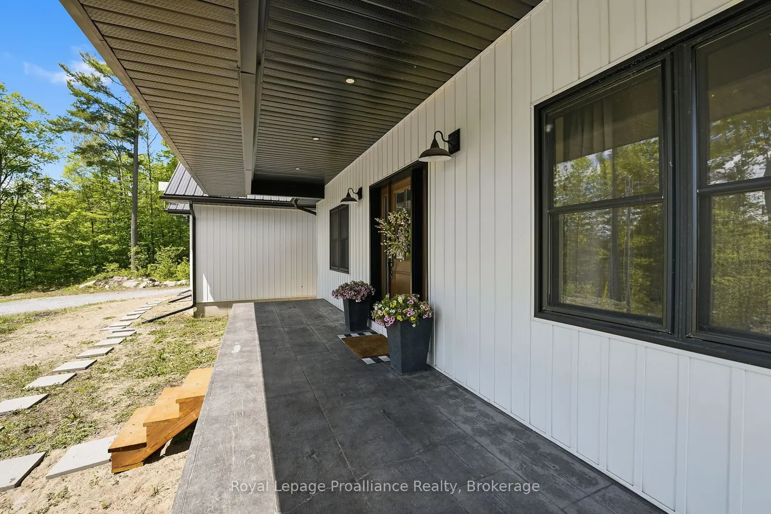 293 Douglas Road photo 4