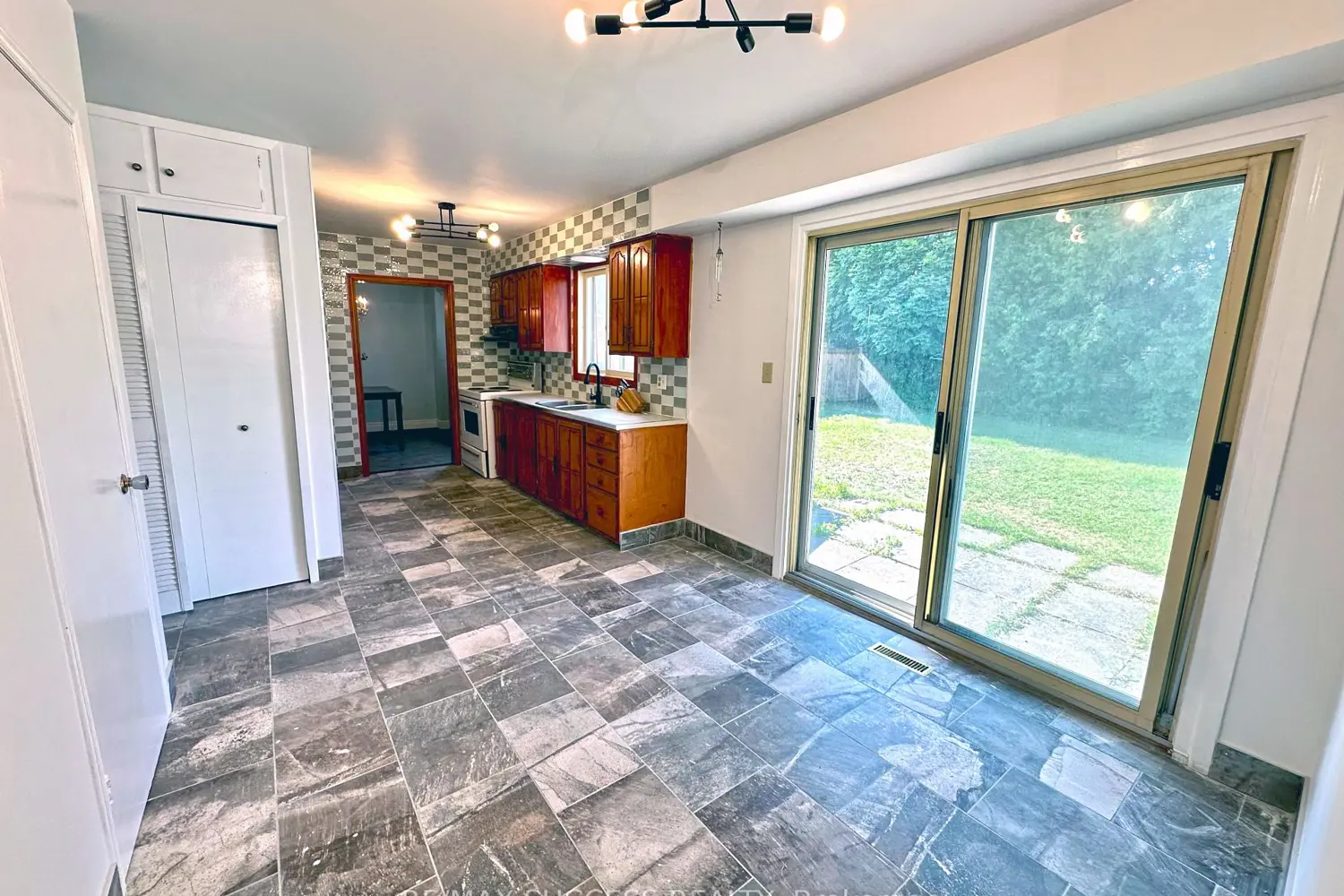 571 Minette Circle photo 2