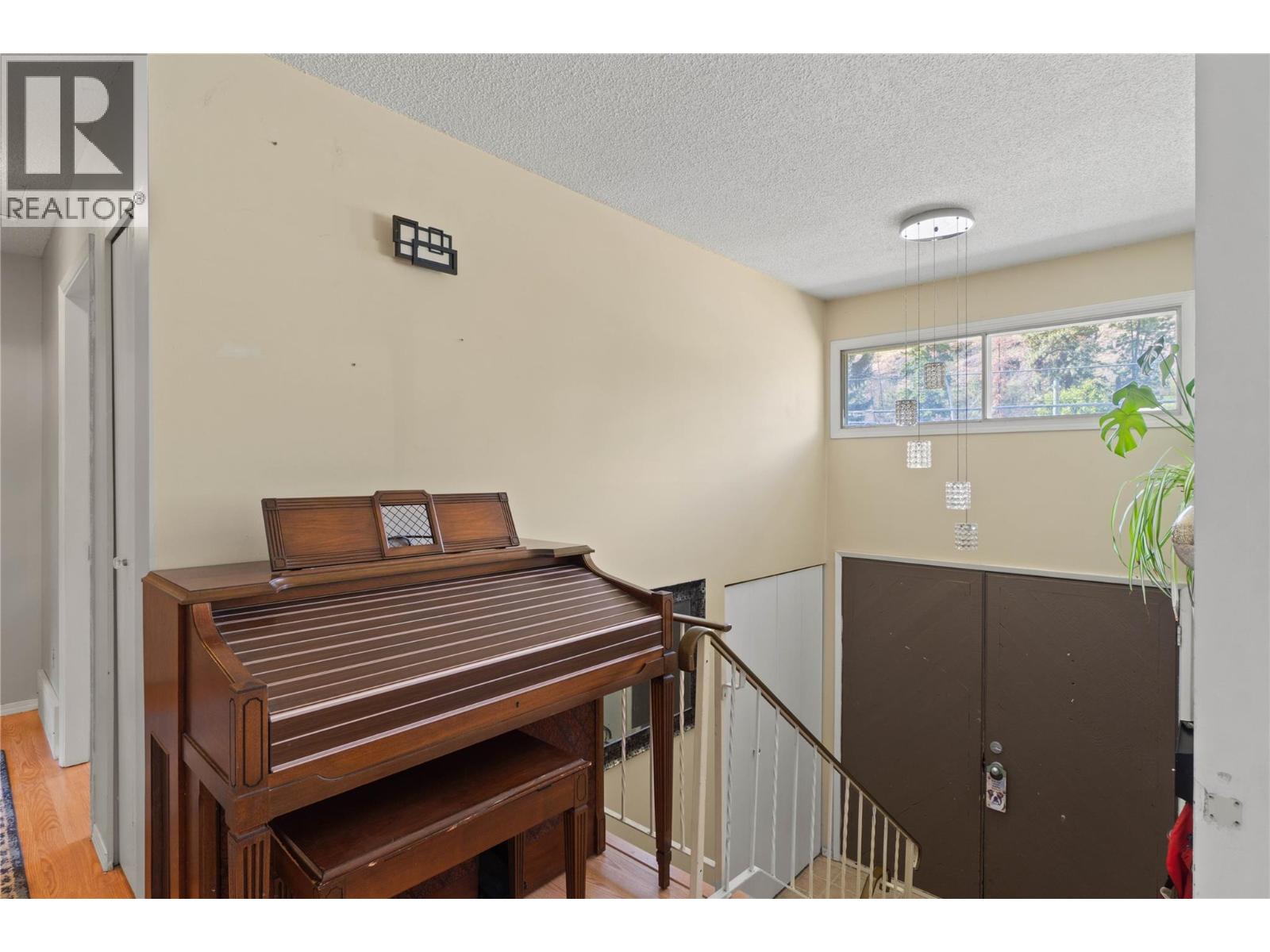 1680 Mt. Dufferin Drive, Kamloops, BC, V2E1A2 photo 4