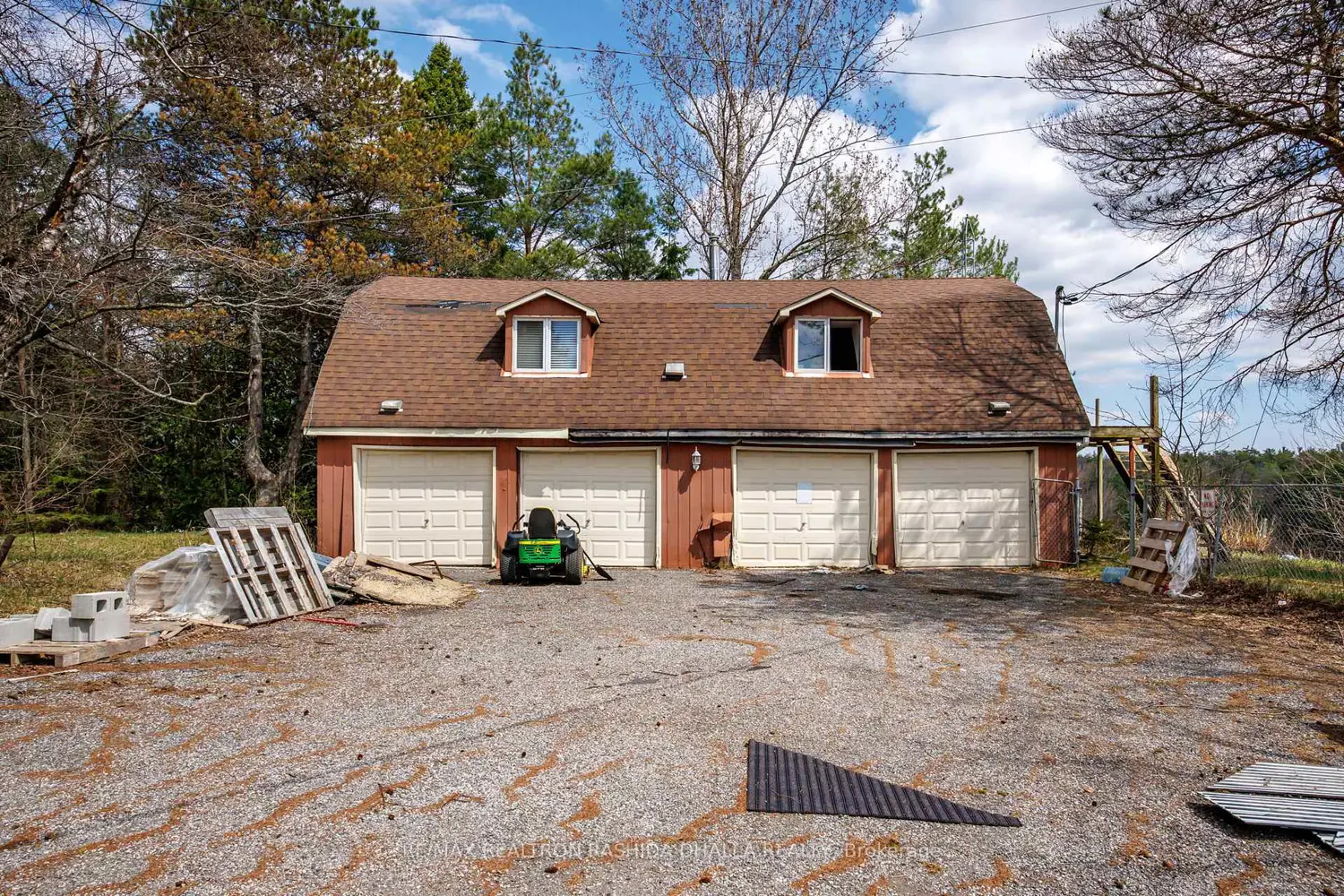 443 Goodwood Road photo 4