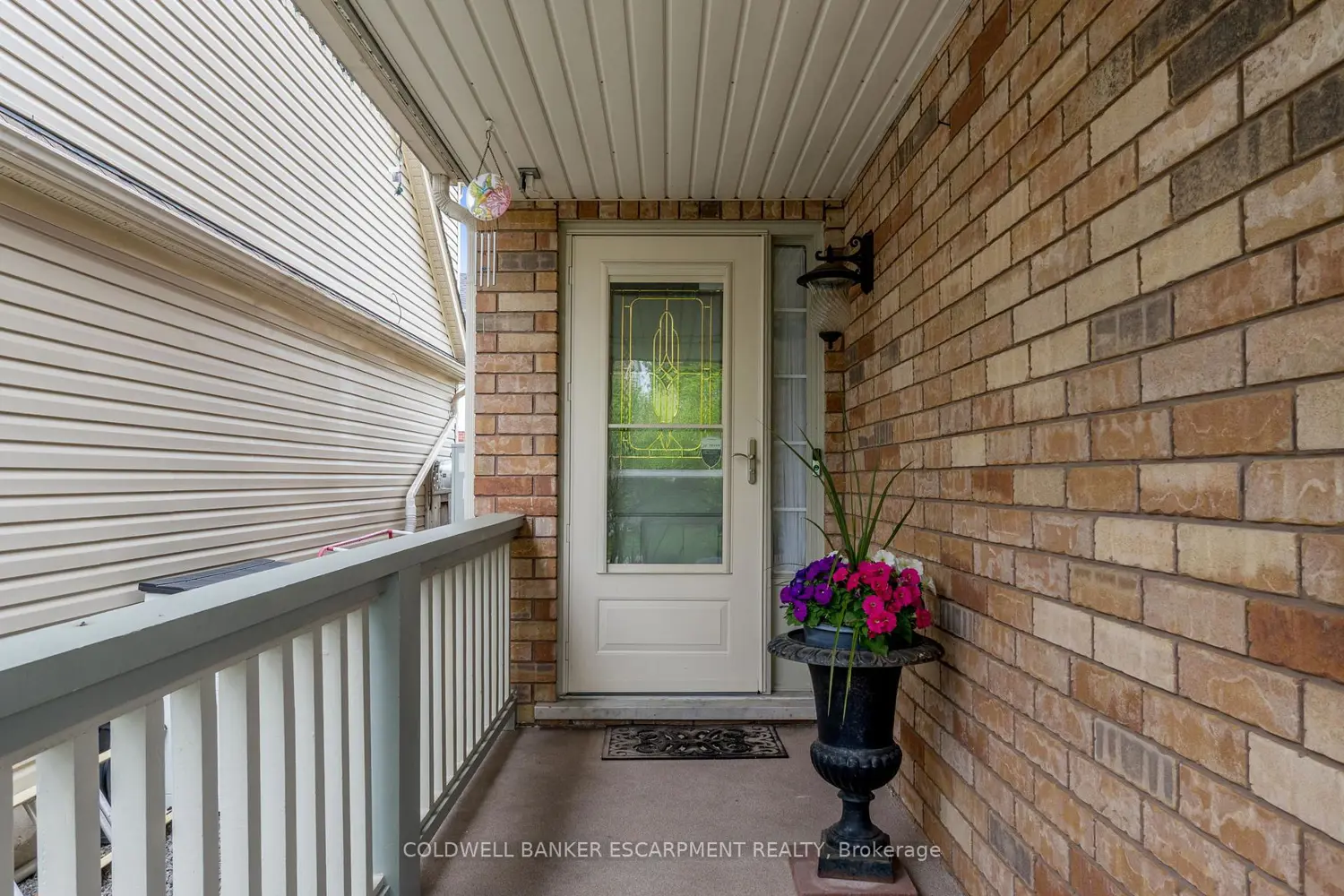 593 Caverhill Crescent