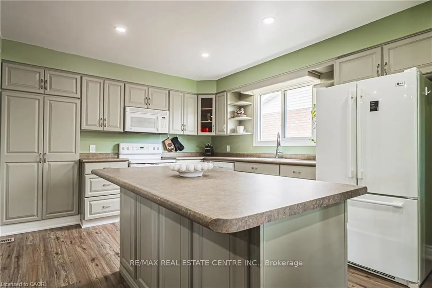 27 Ludlow Crescent photo 4
