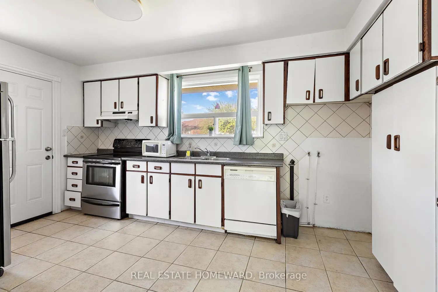 85 Letchworth Crescent photo 5