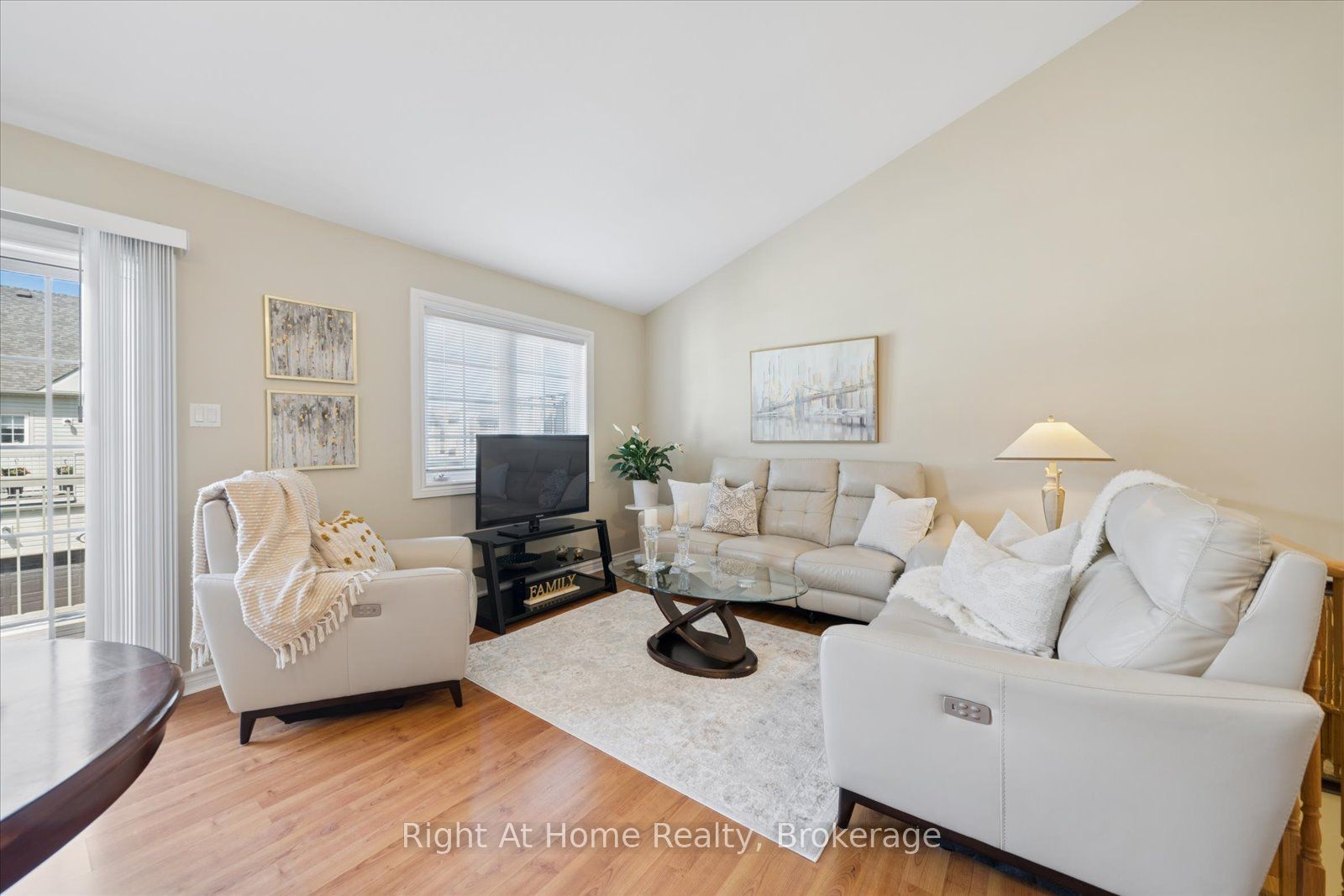 17 Wicker Park Way, Whitby, ON, L1R 0C8