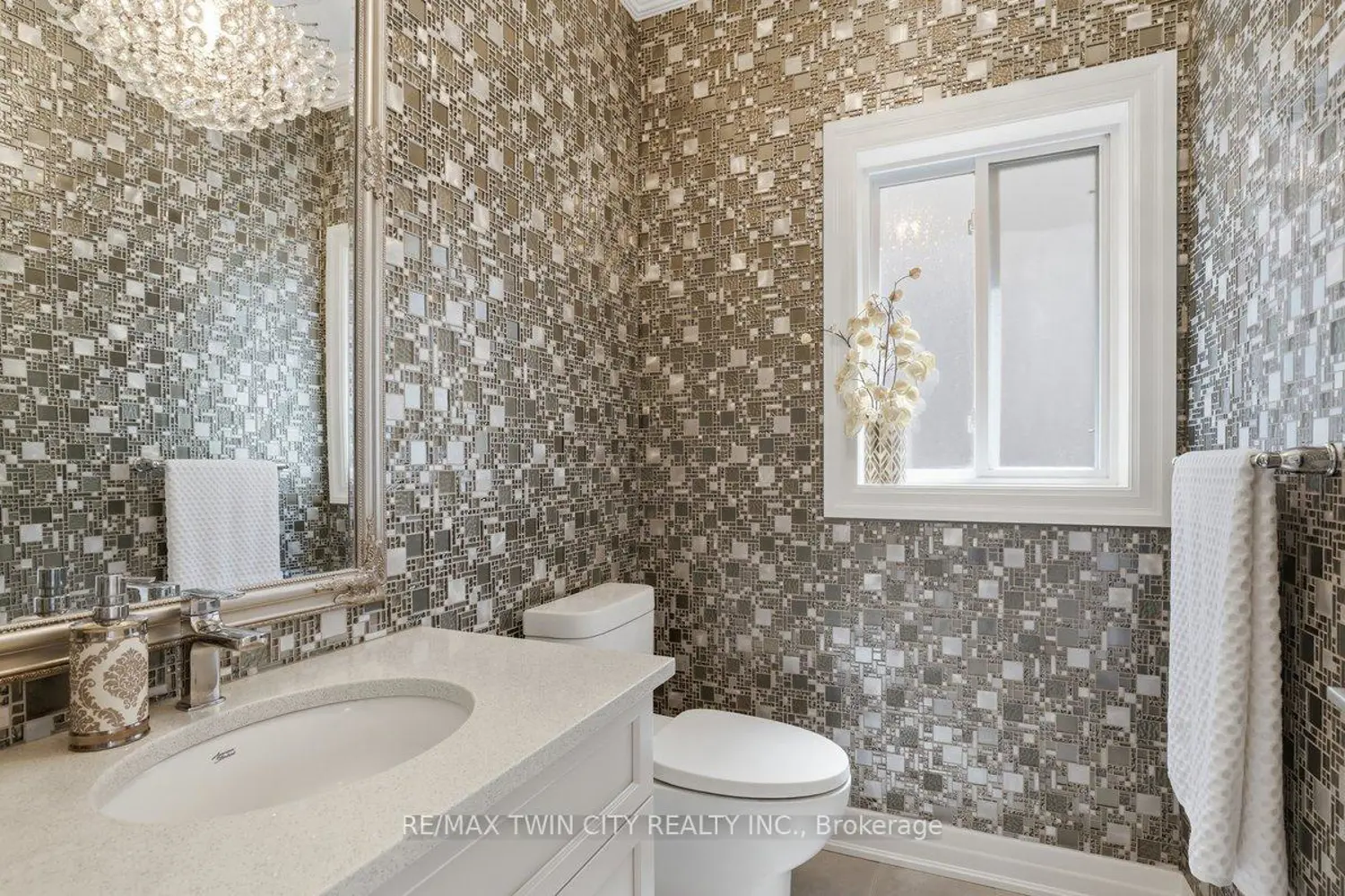550 Brittania Crescent photo 2